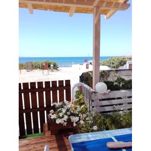 In s'oru de su mare. Sulla spiaggia veranda, giardino, tramonti. Wi-Fi