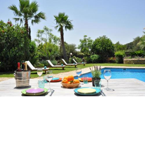 In traditioneller Architektur und mit Komfort erbautes Ferienhaus, mit Pool, Garten und eigenem Carport
