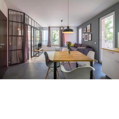 Industrial Look Apartment Top Centre + Free Parking