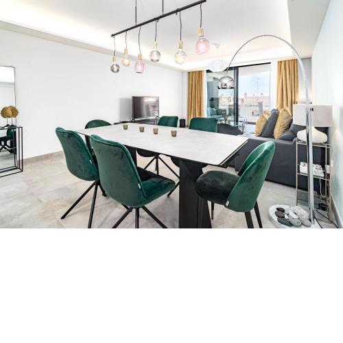 INF45P- modern 3 bed city apartment next to beach