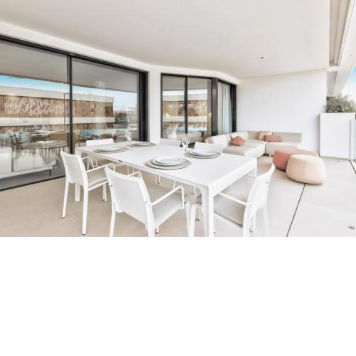 Infinity 0-2 LUXE PARTIAL SEA VIEW 2B