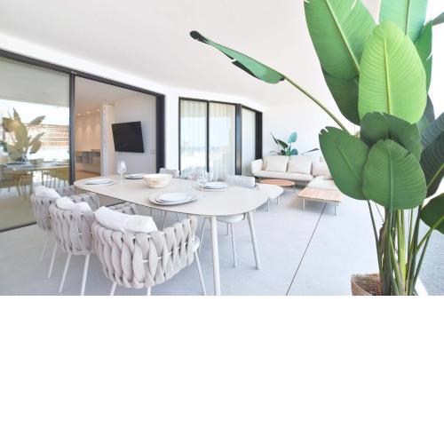 Infinity 0-3 LUXE PARTIAL SEA VIEW 2B