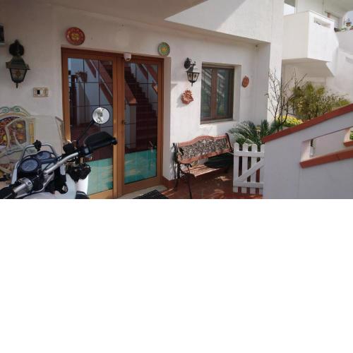 Intero appartamento, bilocale di 55 mq ,soggiorno cucina open, una camera matrimoniale ,con Giardino privato e corte