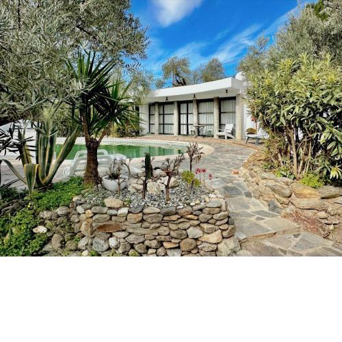 Inviting cottage in rgiva with a private swimming pool