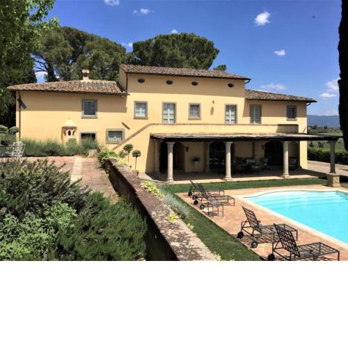 Inviting villa at Cortona with private fenced garden