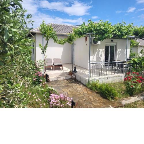 Ioannis Houses - gemütliches Ferienhaus im Olivenhain