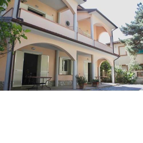 ISA-Residence in San Vincenzo at only 150 m from the beach, apartments with air conditioning and private outdoor area