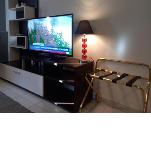 Isalos Welcome Stay Garden House - Explore Center by foot - Close to Helexpo & University - Free Parking