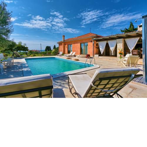 Isolated house, huge garden, spectacular sea view