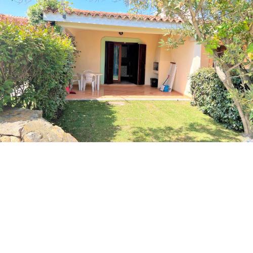 ISS Travel, Cottages Le Canne - private outdoor area with table and chairs