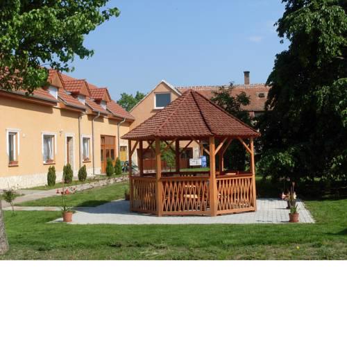 István Apartman