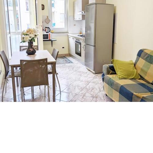 Iva's spacious & comfy apartment w balcony, free parking