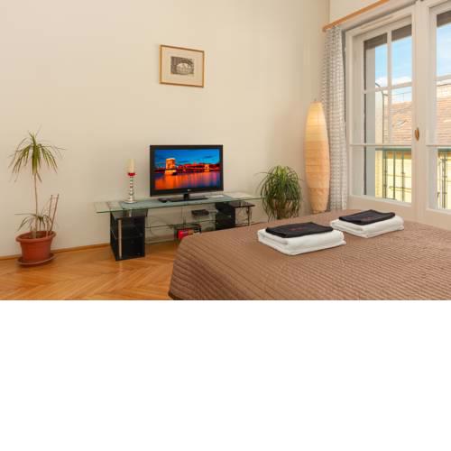 Janka's Opera Apartment with A/C unit & Balcony