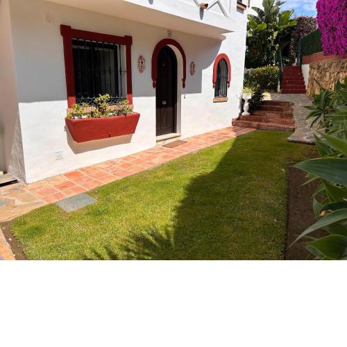 Jardín y piscina junto al mar