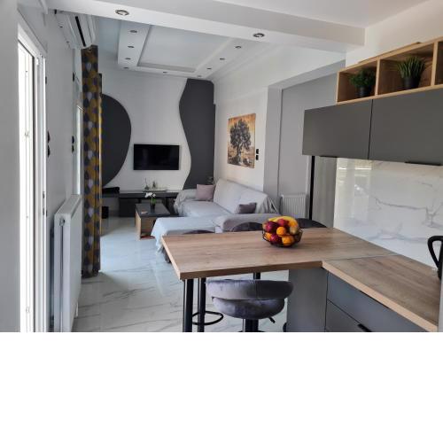 Jenny's Dream Home -Acropolis Lux 2 Bedroom Apt, with Hot Tub, free Netflix, fast Wifi