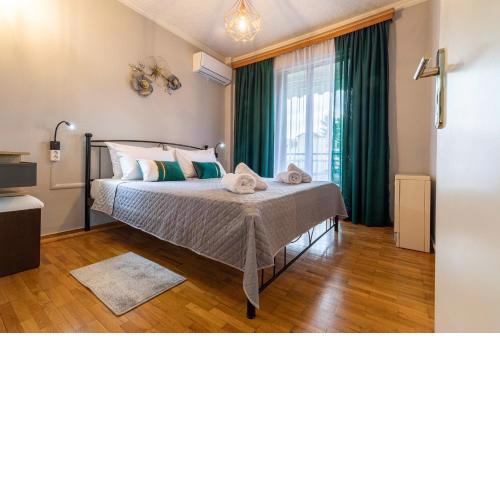 Johnny's Three Bedroom Apartment