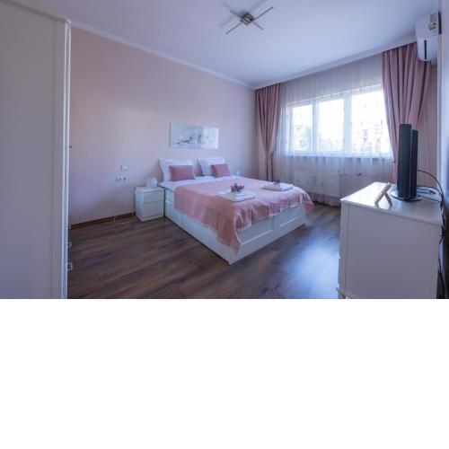 Julie Suite Top Center