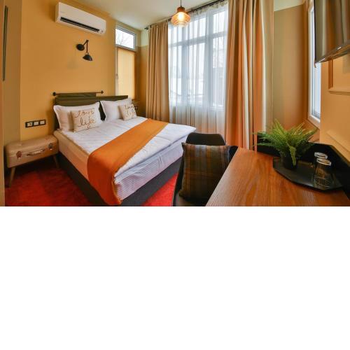 JUST rooms & wine