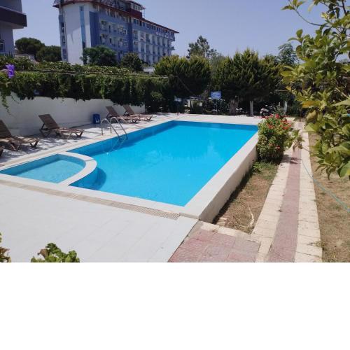Kadınlar den plajına 50 metre bahçeli 1+1