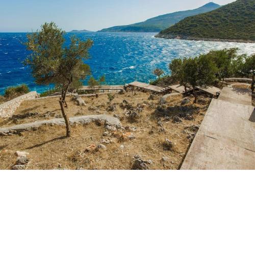 Kalkan'da Denize Sıfır Özel Plaj ve İskeleli Villa