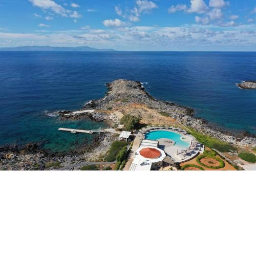 Kavos Hotel & Suites