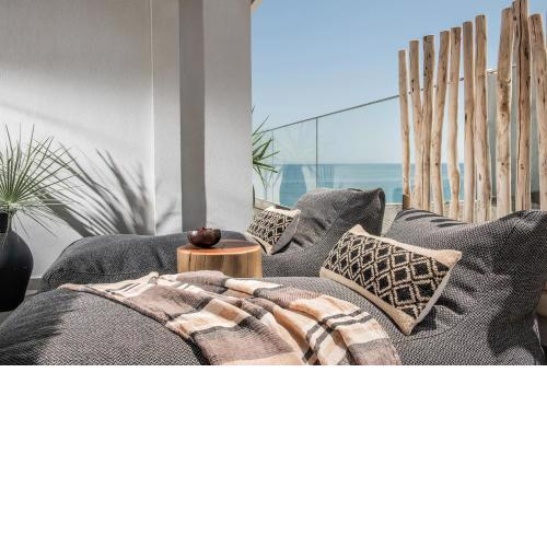 Khroma Luxury Suite 2 Beach front apartment