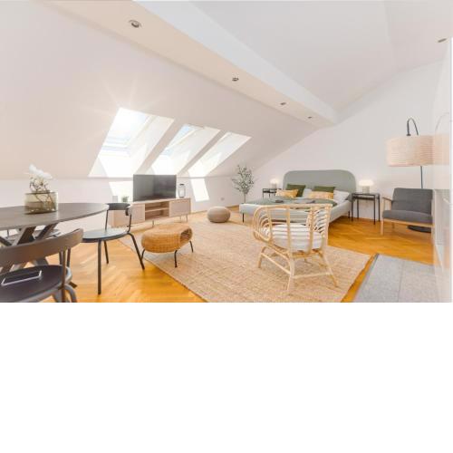 King bed Apartment Netflix central and near metro, 108