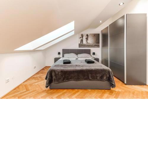 King bed Apartment Netflix central and near metro, 109