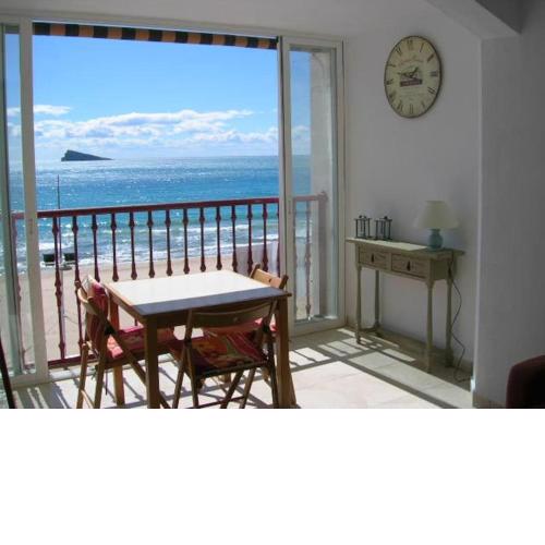 Klein cosy appartement met frontaal strand en zeezicht Las Damas