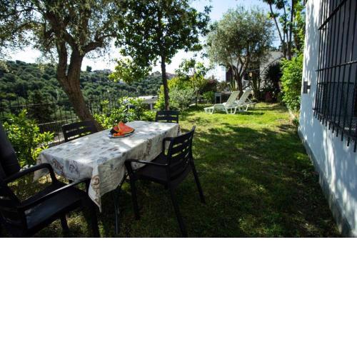 Komfortable Ferienwohnung in Cervo mit Garten