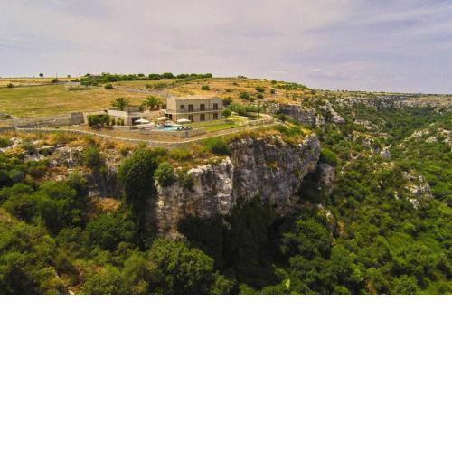 Komfortable Villa auf einem Felsvorsprung mit Blick auf die Cava d'Ispica mit Sonnenterrasse und Pool