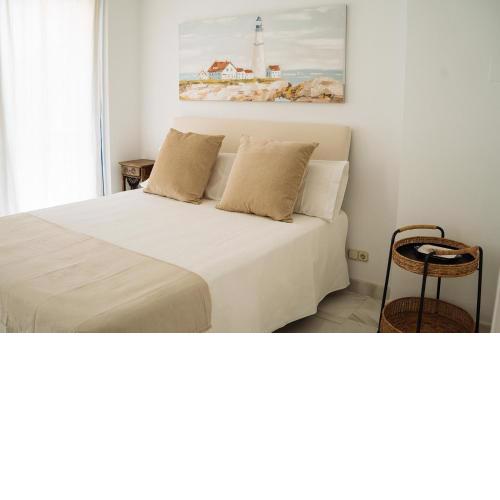 Komodo Marbella House - Bright Beachfront Duplex with Parking, Pool & Gym
