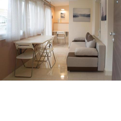 Kosmos Service Apartment Modern Spirit City Center With Parking