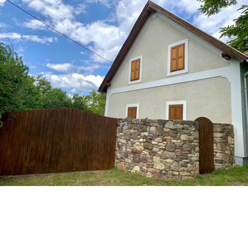 Kövirózsa - kőház Köveskálon