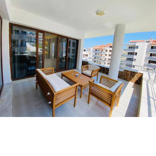 KUŞADASI MERKEZDE 3+1 DENİZ MANZARALI GENİŞ DAİRE