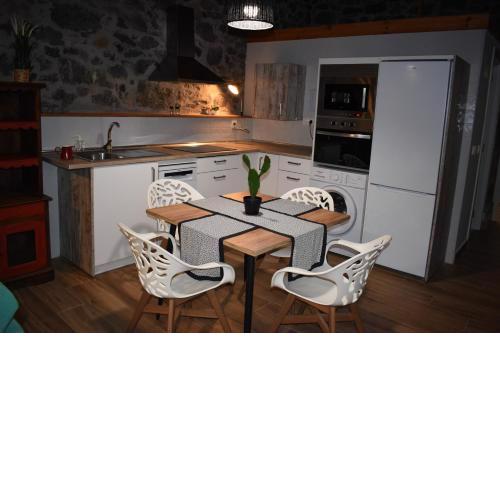 LA ANTIGUA CUADRA precioso apartamento de piedra con jardín, barbacoa y acceso al río