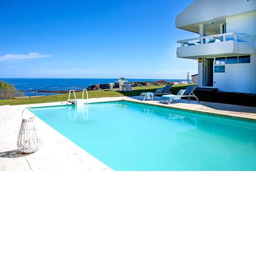 La Ballena, impresionante villa sobre el mar en el mismo Comillas