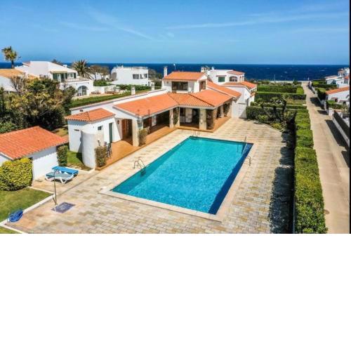 LA CALMA Espectacular villa con jardín y piscina en Menorca