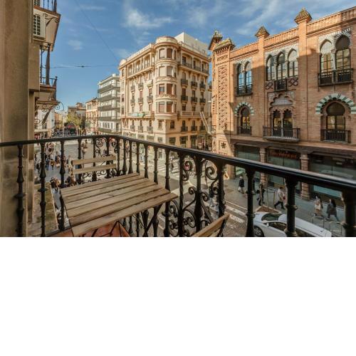 La Campana, con un balcón que te enamorará del ambiente de Sevilla