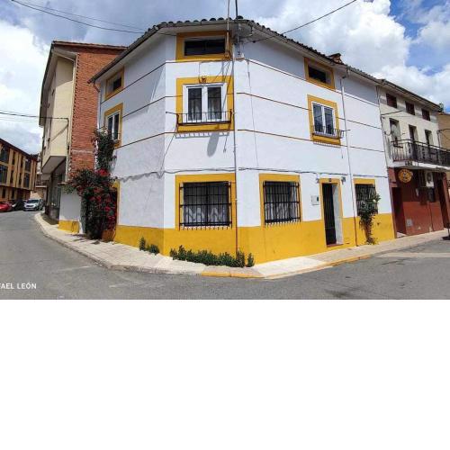 La casa amarilla Candeleda