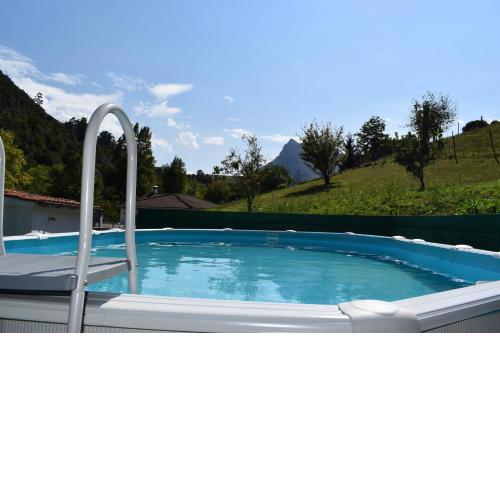 LA CASA AZUL, en plena naturaleza con piscina privada, jardín, barbacoa, saltador y acceso al río Asón