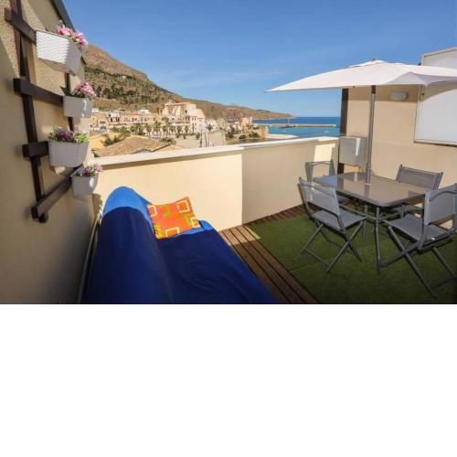 La Casa blu sul mare - The Blue house by the sea