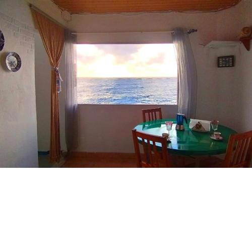 La casa con terraza privada sobre el mar