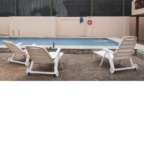 La casa de la tinaja piscina y chimenea