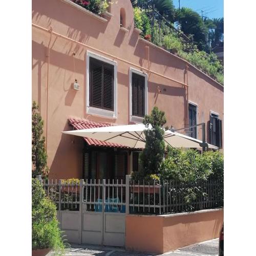 La casa di Giulio a Posillipo praticamente sul mare!