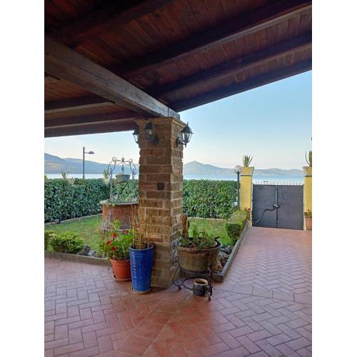 la casa in riva al lago