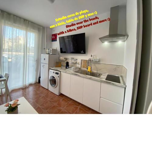 La Manga km 0, pisos estudios - planta baja - 100m de la playa - studio flats - ground floor - 100m from the beach, cada con bicis & tabla SUP, piscina & pádel & tenis & más - each with bikes & SUP board, pool & paddle & tennis & more
