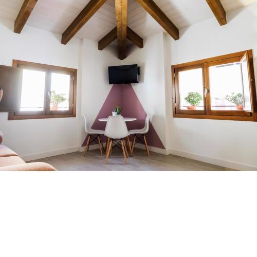 LA MOMA Apartments & Room