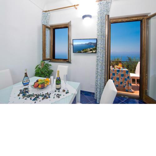 LA ROSA BLU, RAFFINATA PROPRIETÀ' CON VISTA MARE