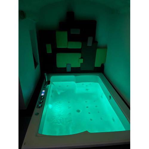 La stratodda Suite con JACUZZI , appartamento privato vicino al MARE e OSTUNI